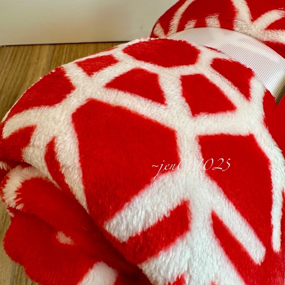 Wondershop Snowflake Printed Plush Throw Blanket Red - Picture 10 of 10